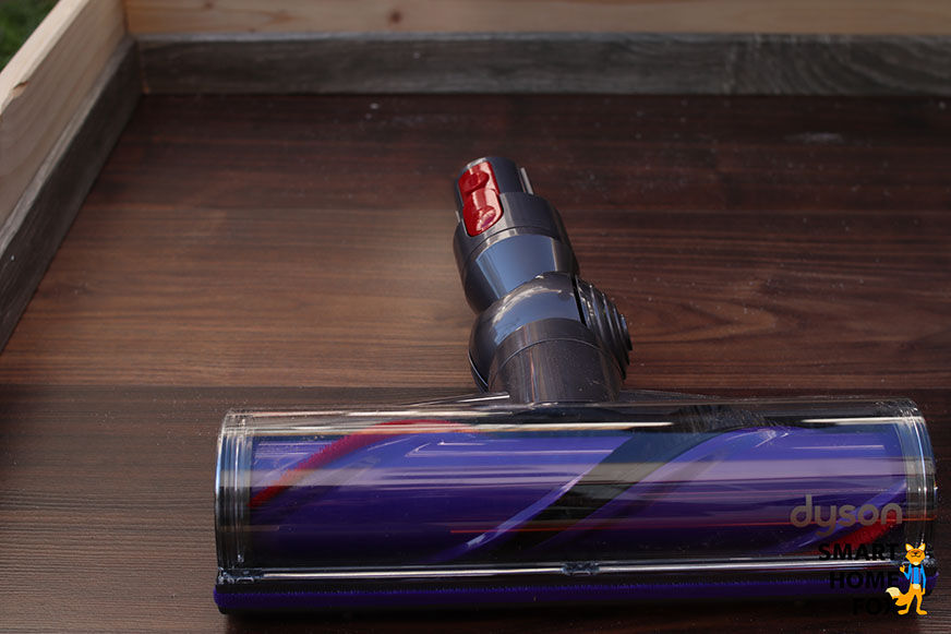 The Dyson V10 automatic floor brush